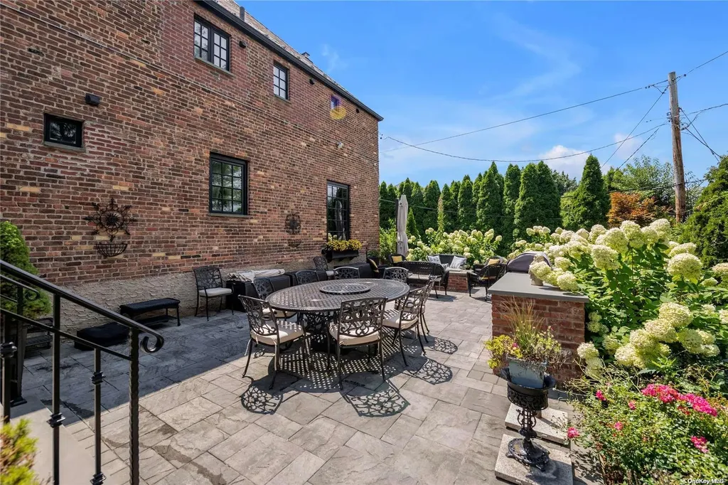 175 Dover Road Manhasset NY 11030