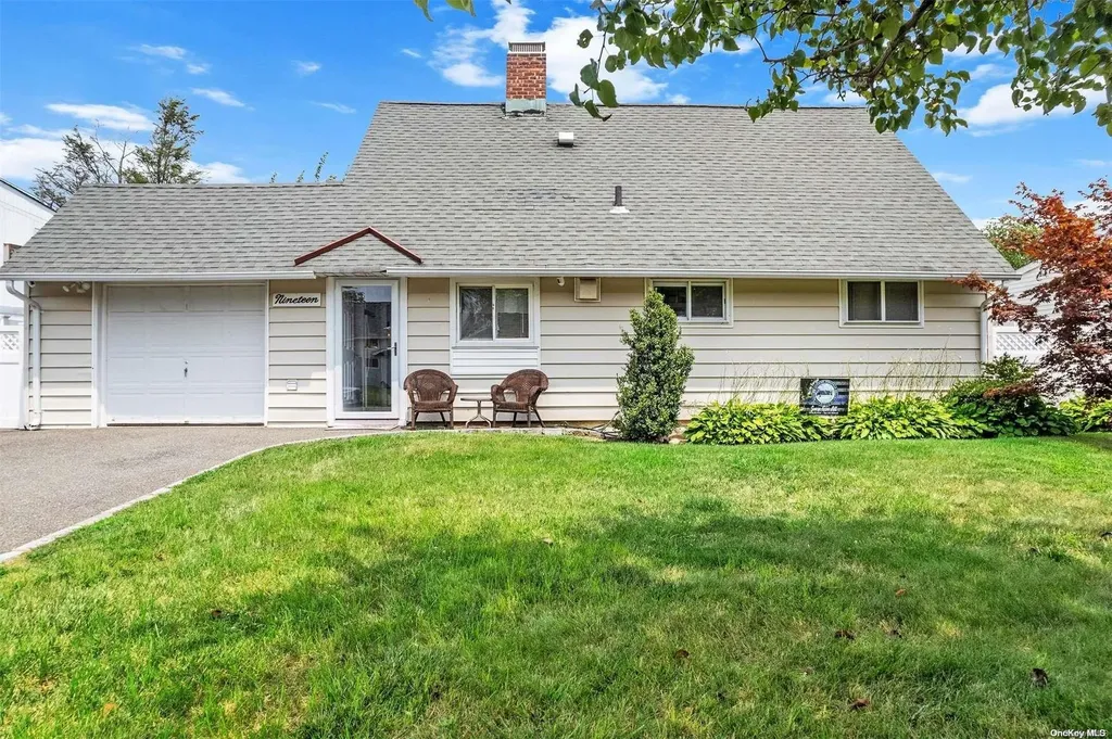 19 Spoke Lane Levittown NY 11756