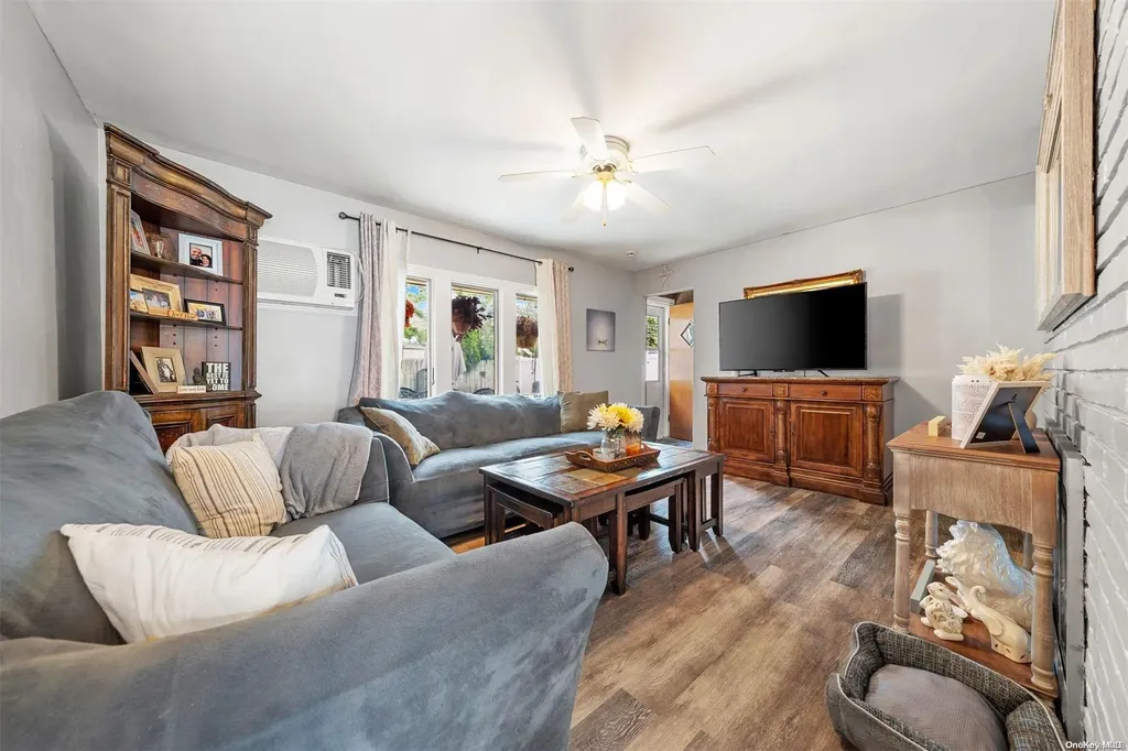 19 Spoke Lane Levittown NY 11756
