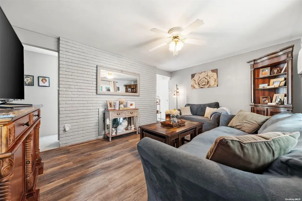 19 Spoke Lane Levittown NY 11756