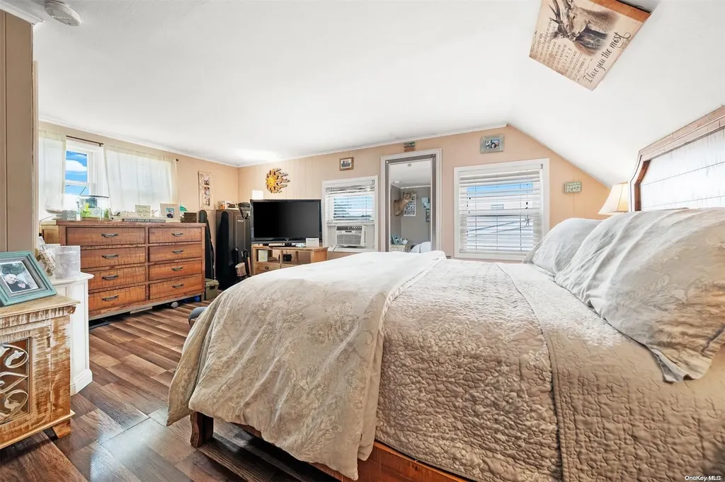 19 Spoke Lane Levittown NY 11756
