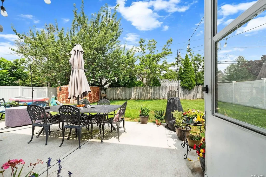 19 Spoke Lane Levittown NY 11756