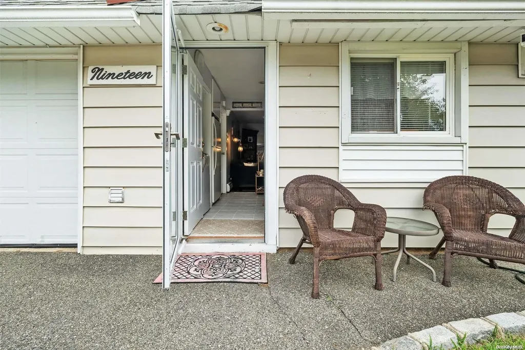 19 Spoke Lane Levittown NY 11756