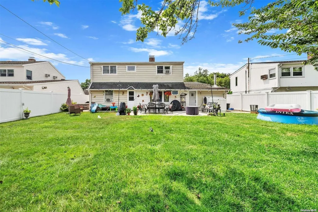 19 Spoke Lane Levittown NY 11756