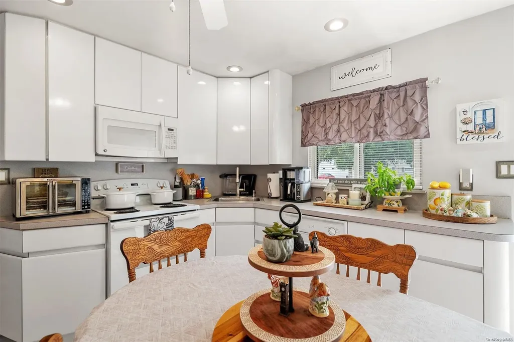 19 Spoke Lane Levittown NY 11756
