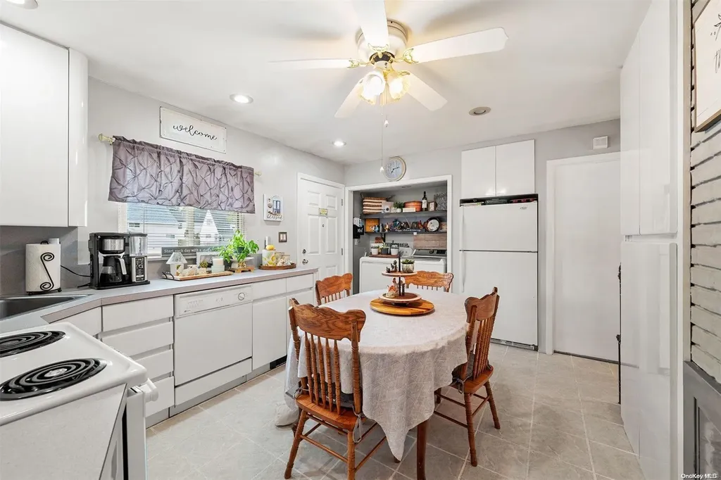 19 Spoke Lane Levittown NY 11756