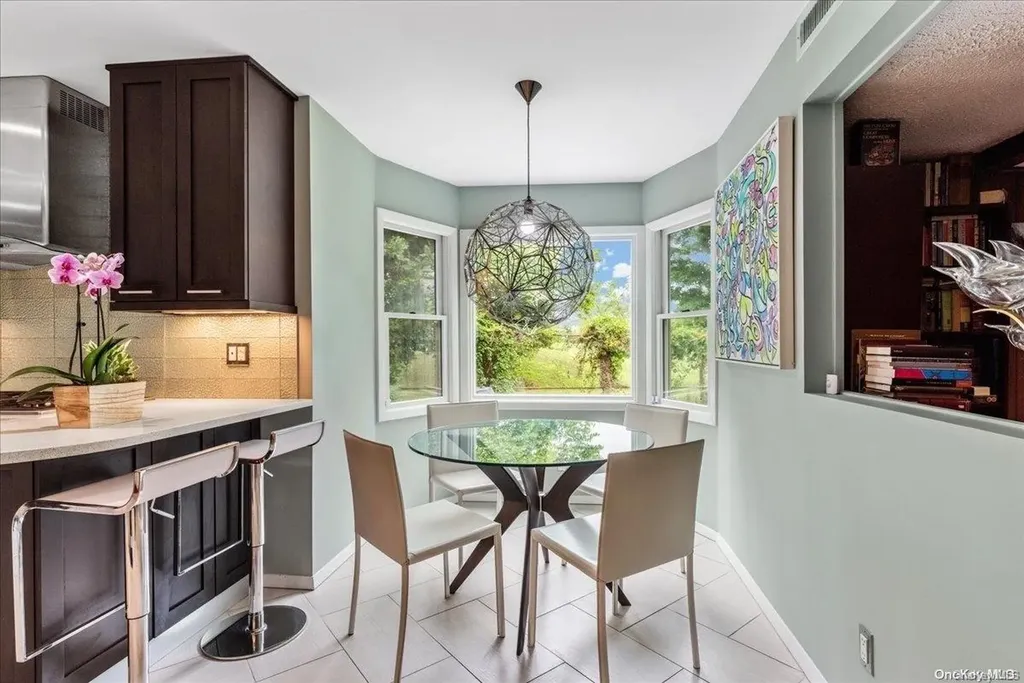 2 Sherwood Lane Cedarhurst NY 11516