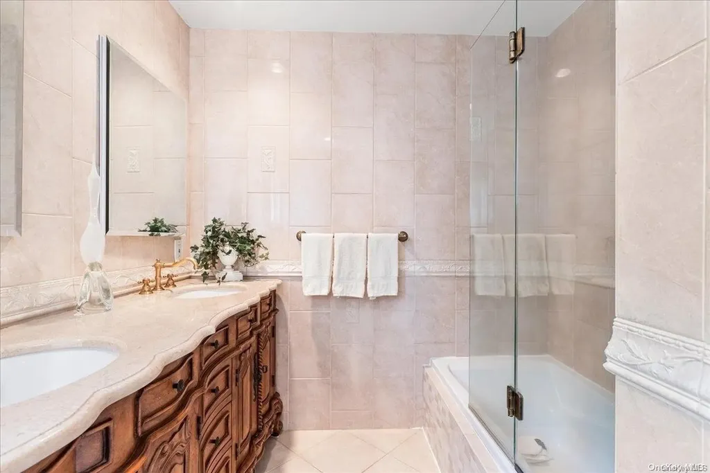 2 Sherwood Lane Cedarhurst NY 11516