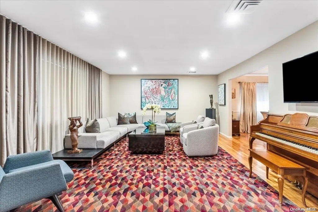 2 Sherwood Lane Cedarhurst NY 11516