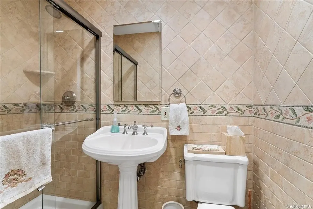 2 Sherwood Lane Cedarhurst NY 11516