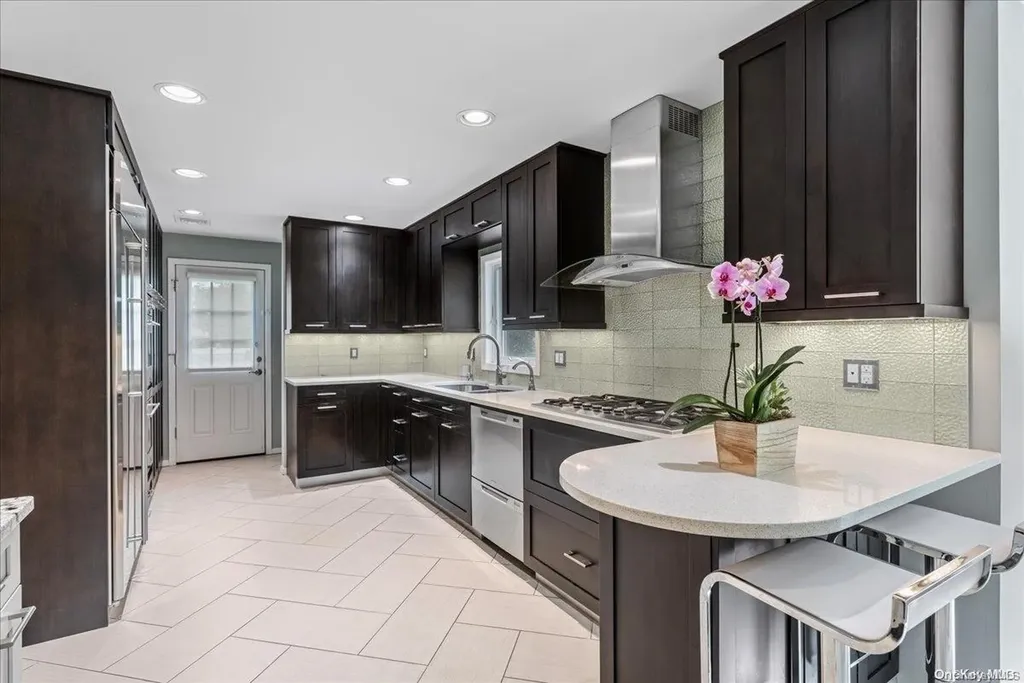 2 Sherwood Lane Cedarhurst NY 11516