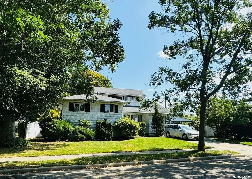 81 Hemlock Drive Farmingdale NY 11735