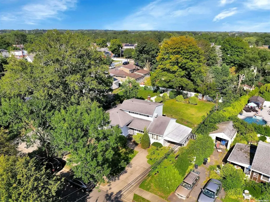 81 Hemlock Drive Farmingdale NY 11735