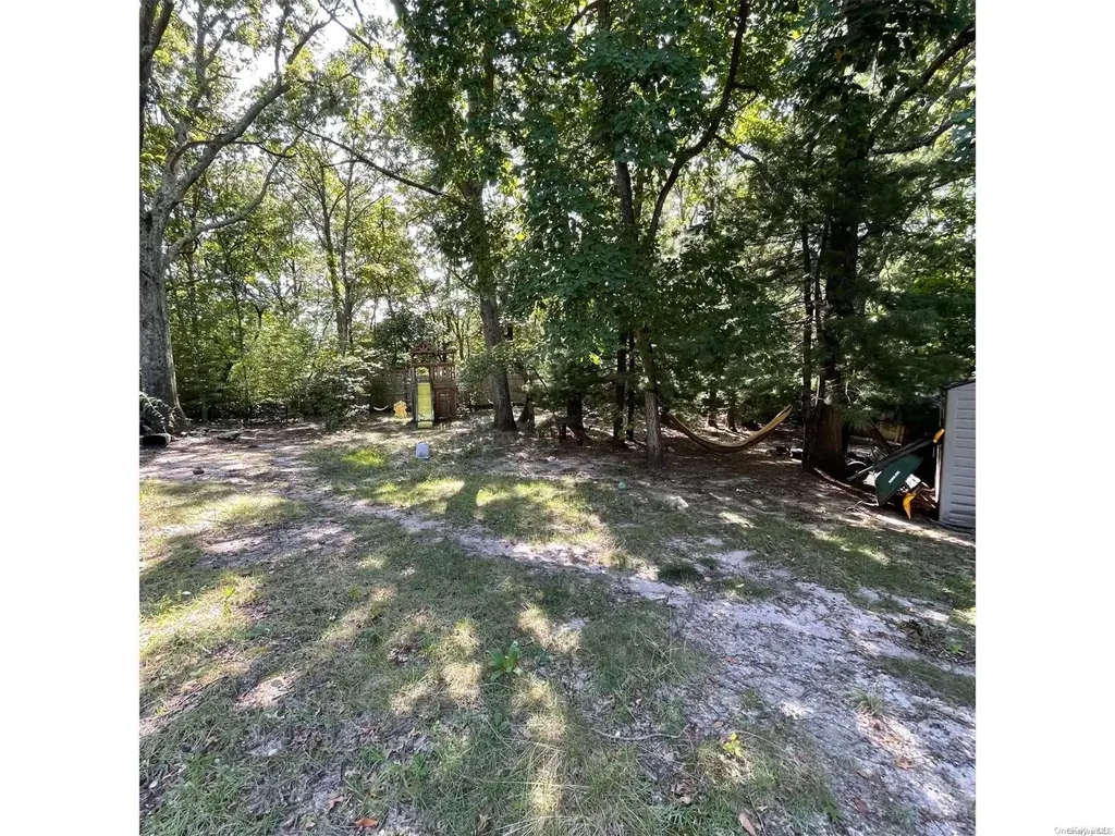 4 Niewood Drive Ridge NY 11961