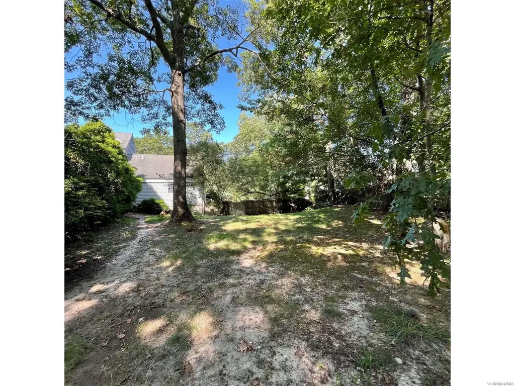 4 Niewood Drive Ridge NY 11961