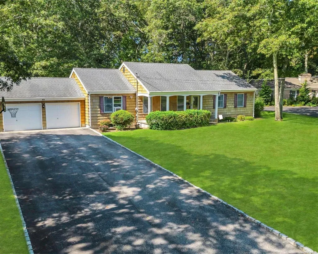 49 Daly Court Riverhead NY 11901