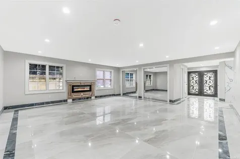 22 Solar Lane Albertson NY 11507