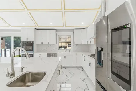 22 Solar Lane Albertson NY 11507