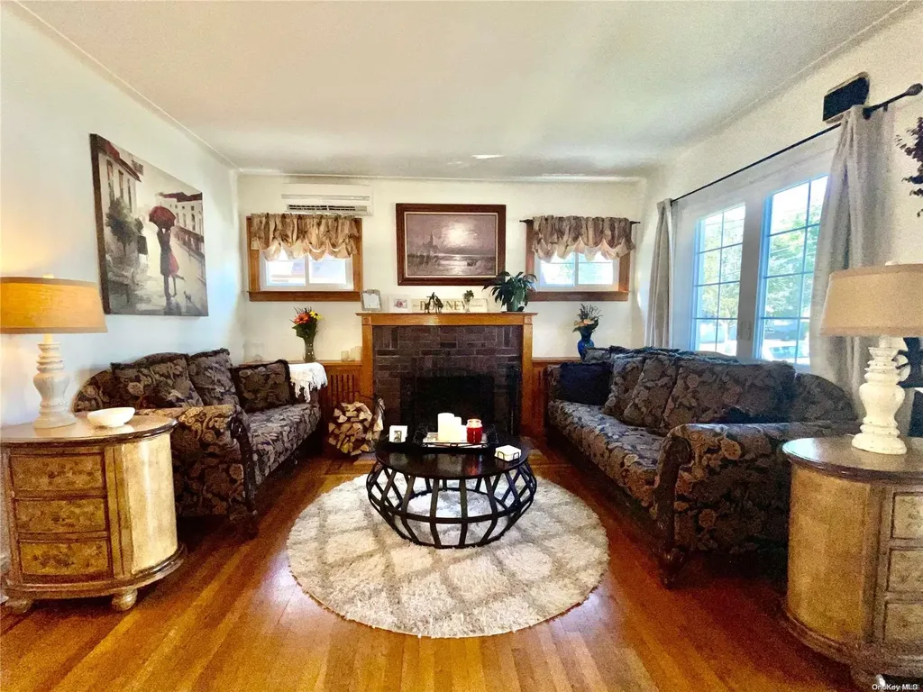 23 Buckingham Road Merrick NY 11566