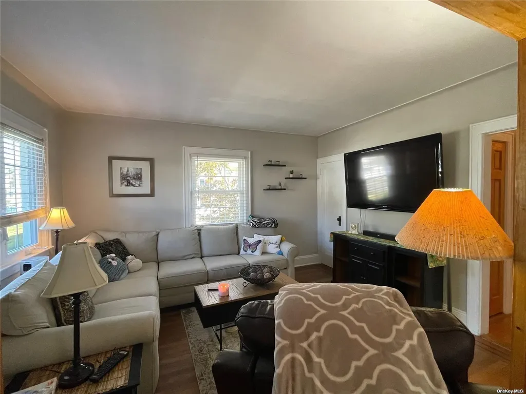 23 Buckingham Road Merrick NY 11566