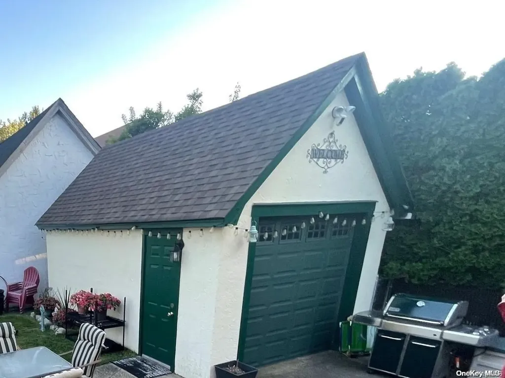 23 Buckingham Road Merrick NY 11566