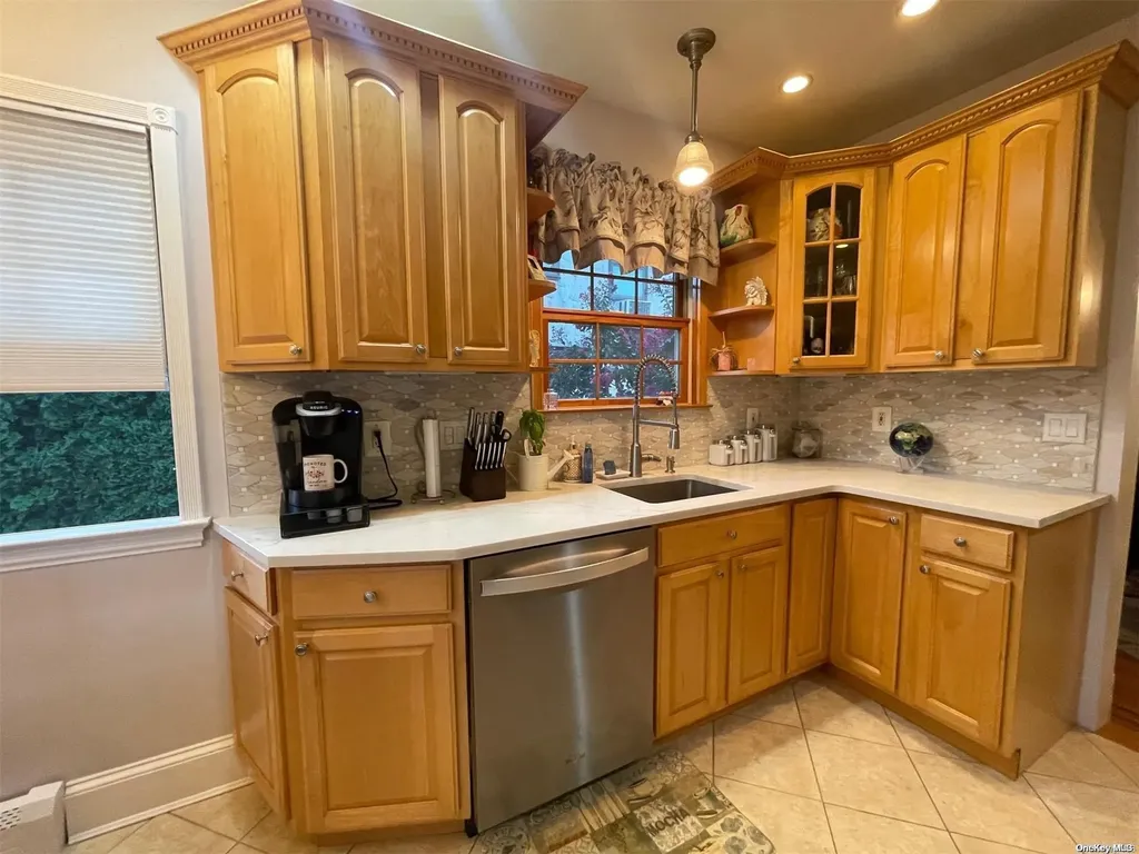 23 Buckingham Road Merrick NY 11566