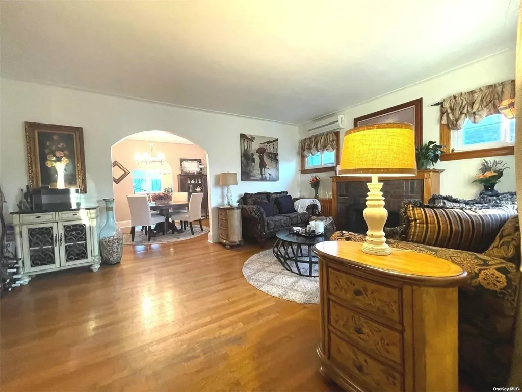 23 Buckingham Road Merrick NY 11566