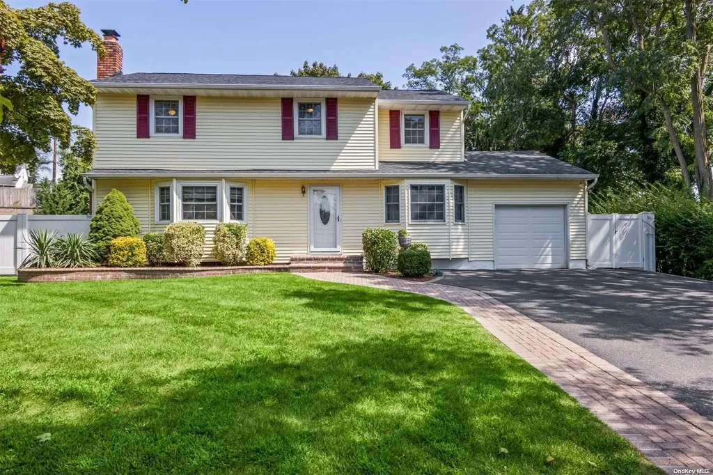 3 Barry Lane Smithtown NY 11787