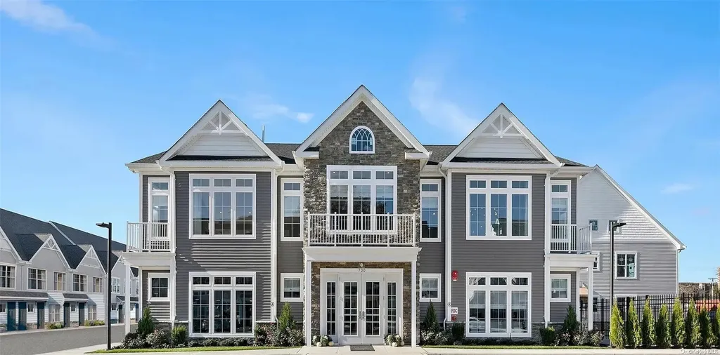 506 Emanuel Way East Meadow NY 11554