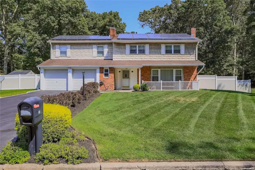 39 Myrtle Lane Coram NY 11727