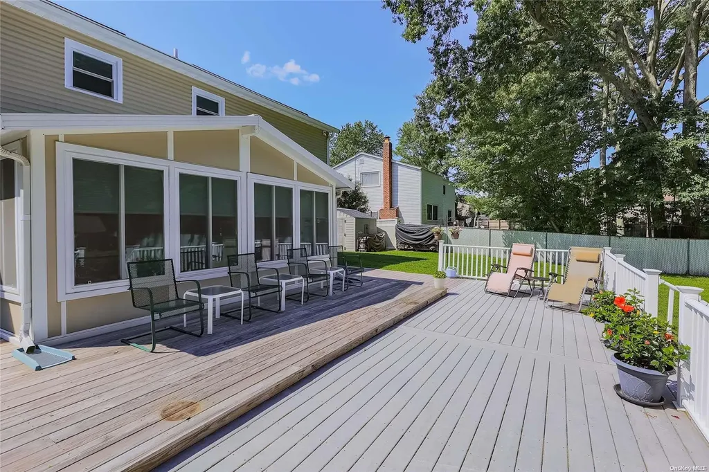 39 Myrtle Lane Coram NY 11727