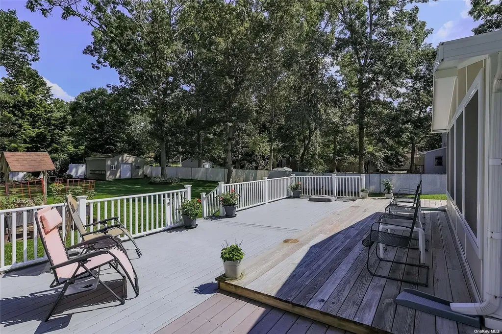 39 Myrtle Lane Coram NY 11727