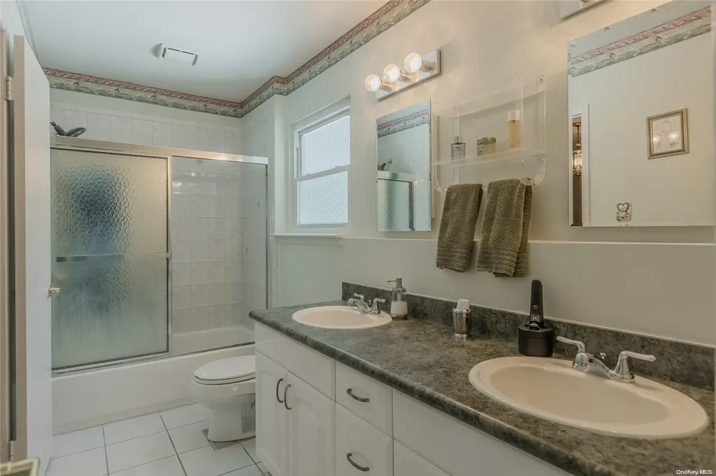 39 Myrtle Lane Coram NY 11727