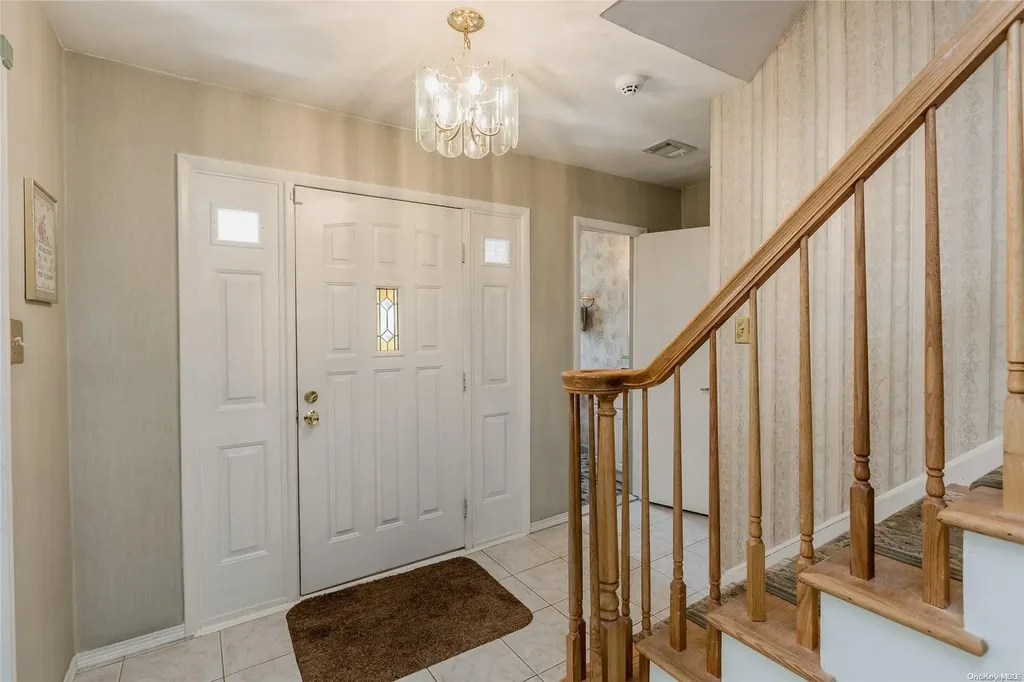 39 Myrtle Lane Coram NY 11727