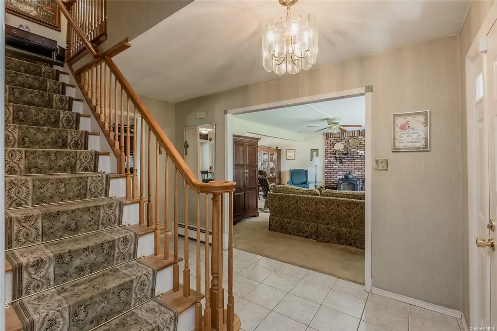 39 Myrtle Lane Coram NY 11727