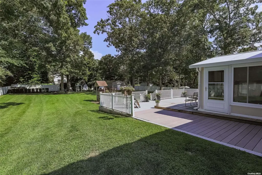 39 Myrtle Lane Coram NY 11727