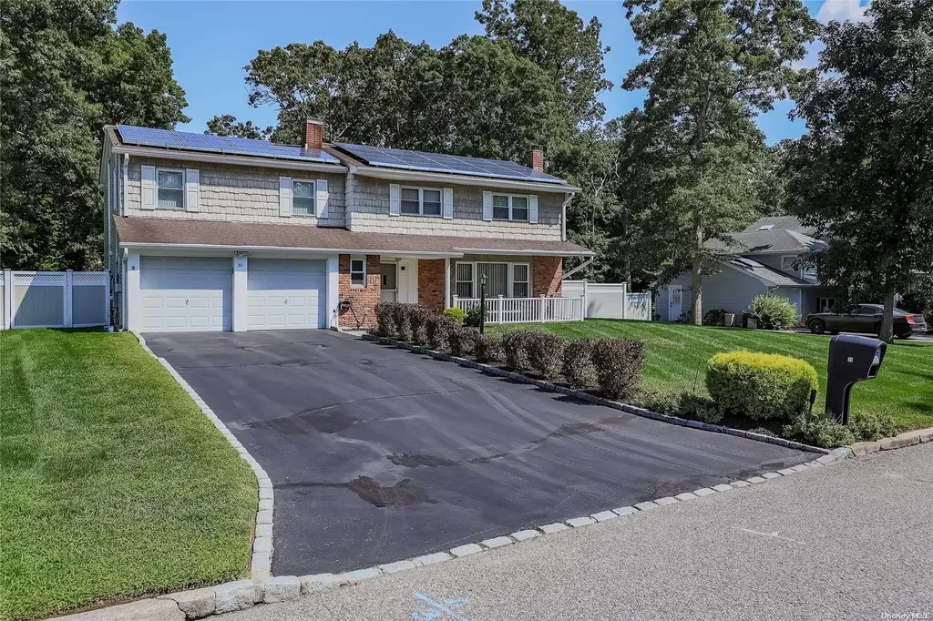 39 Myrtle Lane Coram NY 11727