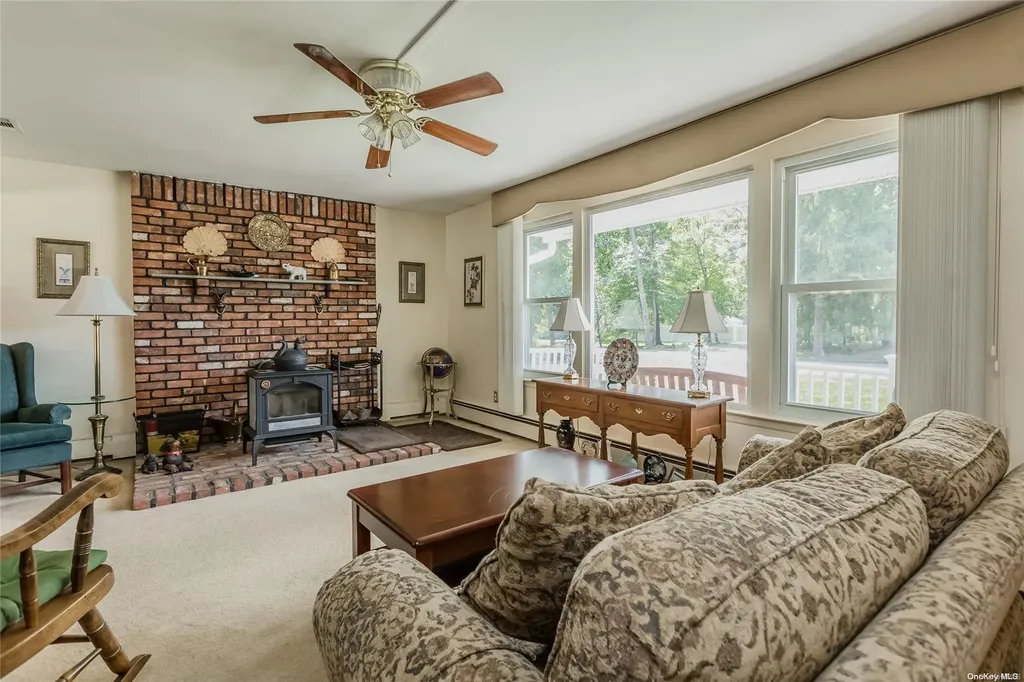 39 Myrtle Lane Coram NY 11727