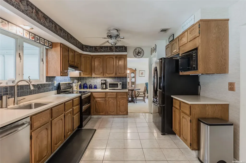 39 Myrtle Lane Coram NY 11727