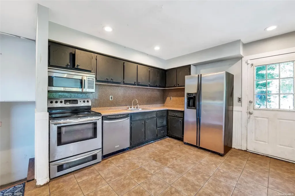 10 Eileen Court Coram NY 11727