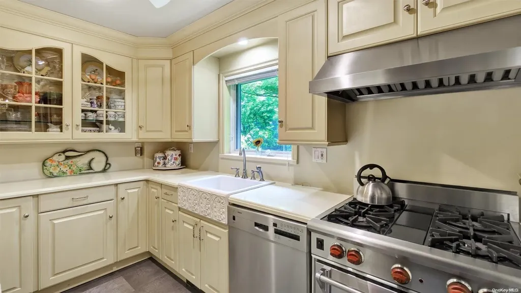 13 Circle Way Sea Cliff NY 11579