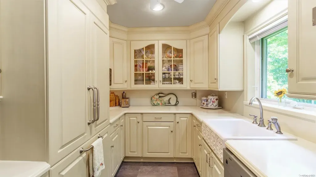 13 Circle Way Sea Cliff NY 11579