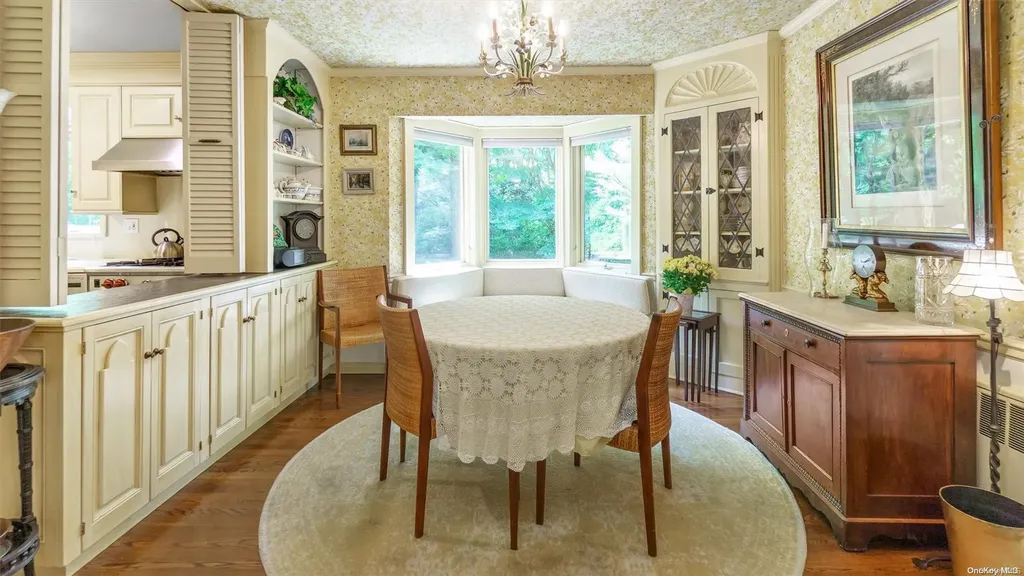 13 Circle Way Sea Cliff NY 11579