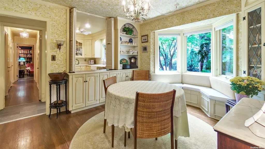 13 Circle Way Sea Cliff NY 11579