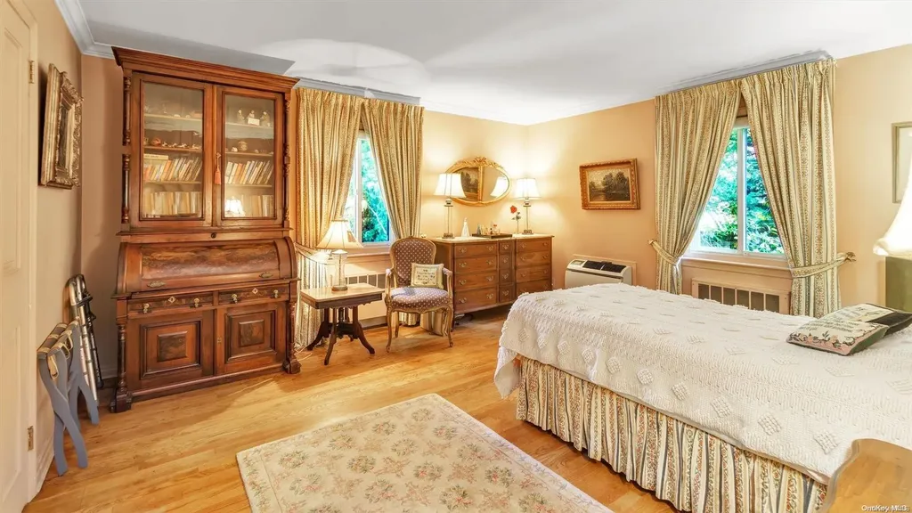 13 Circle Way Sea Cliff NY 11579