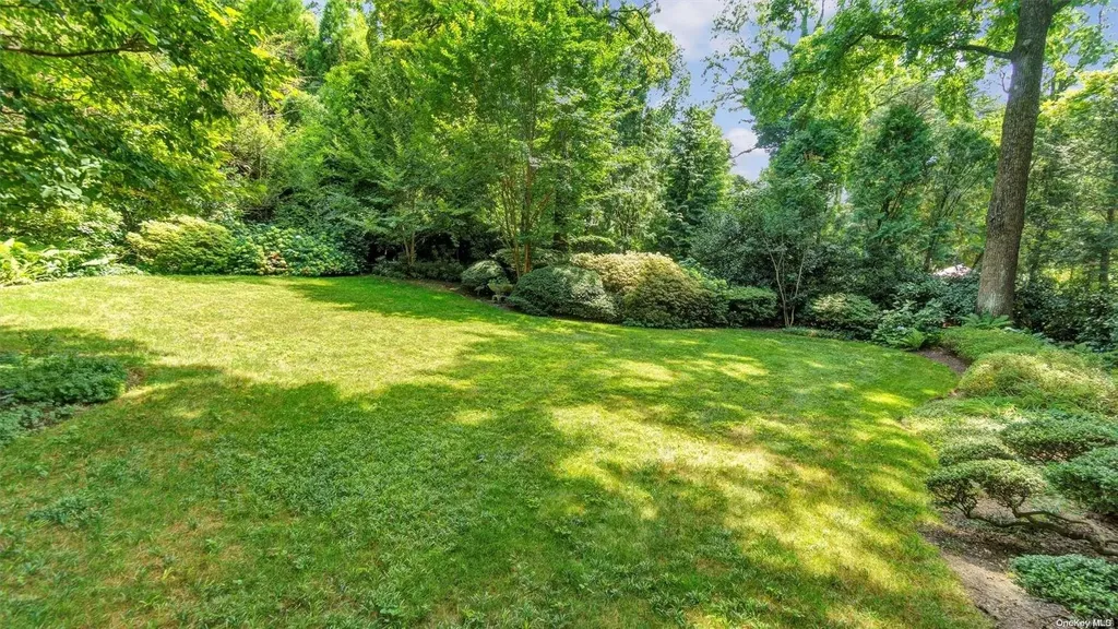 13 Circle Way Sea Cliff NY 11579