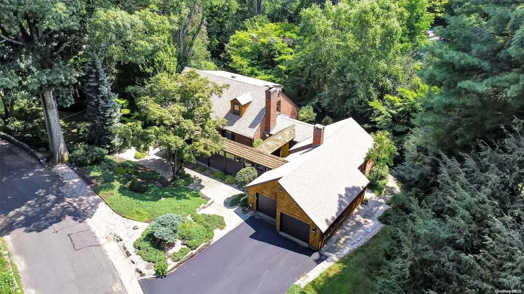 13 Circle Way Sea Cliff NY 11579