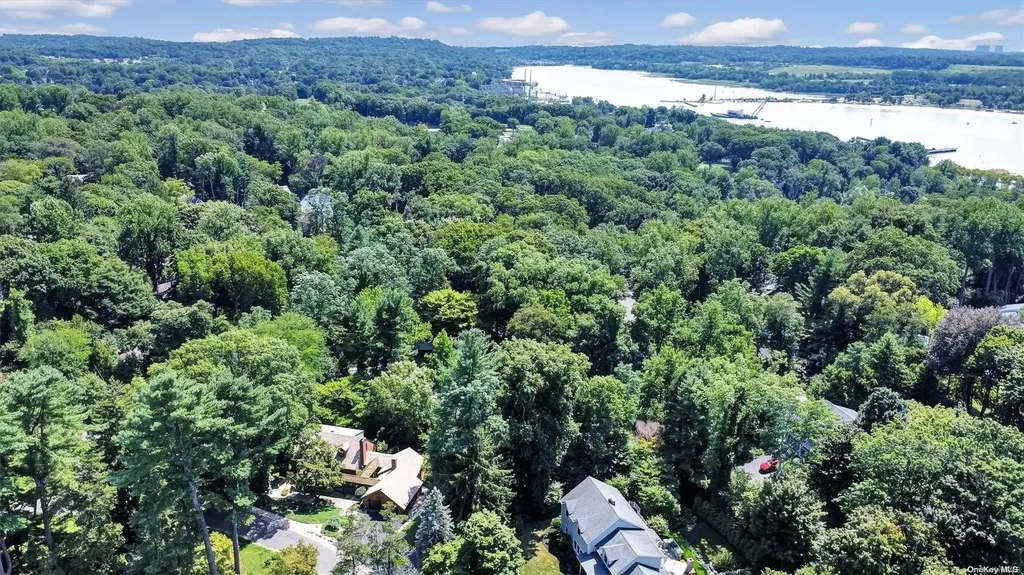 13 Circle Way Sea Cliff NY 11579