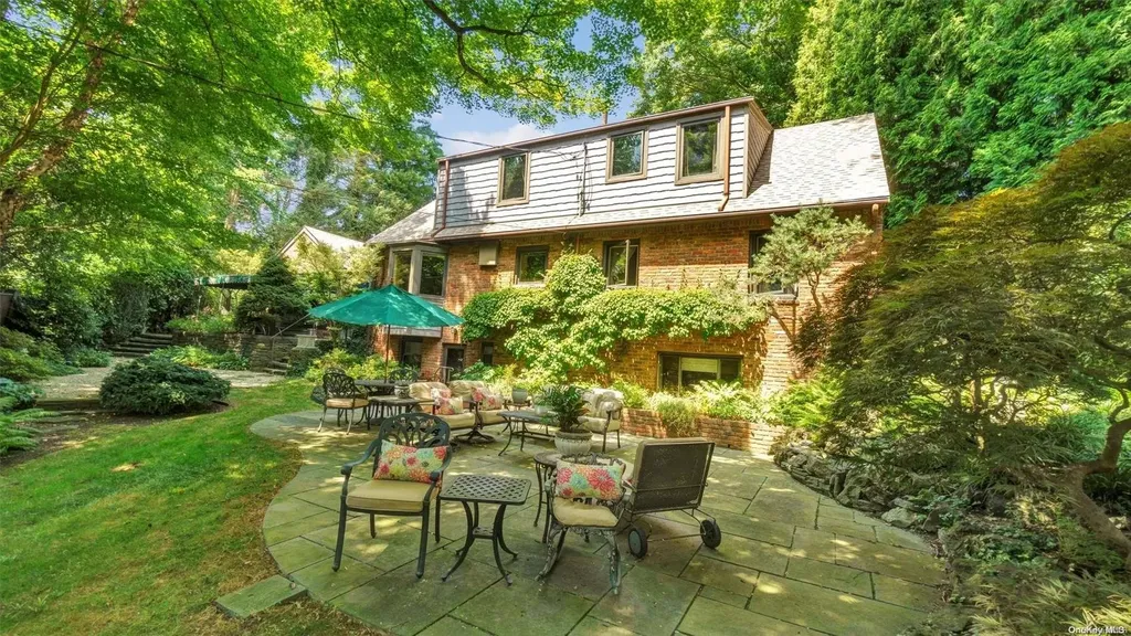 13 Circle Way Sea Cliff NY 11579