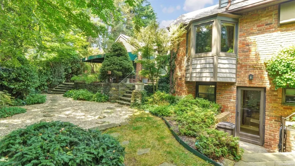 13 Circle Way Sea Cliff NY 11579